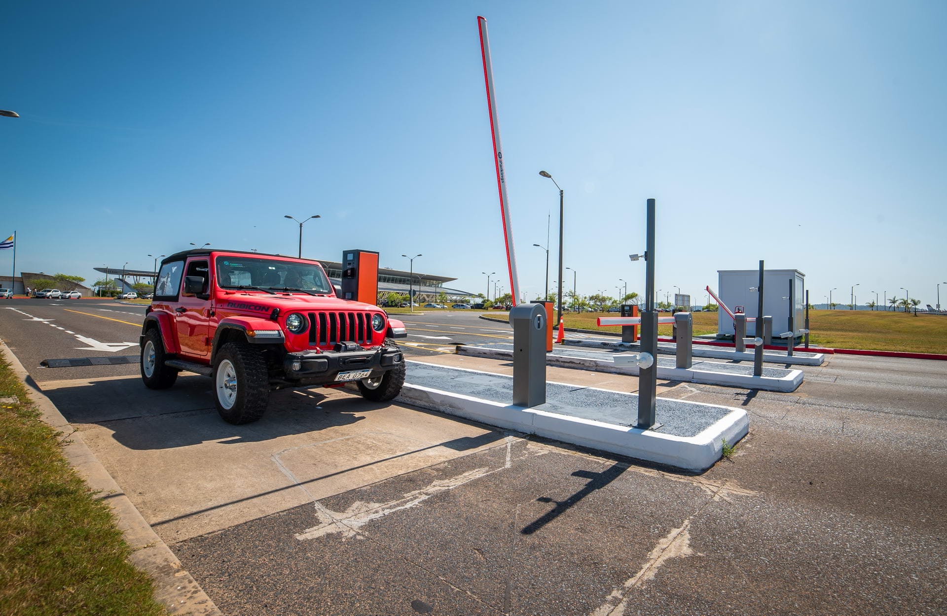 Sistema de lectura automática de matrículas en acceso vehicular Aeropuerto Punta del Este