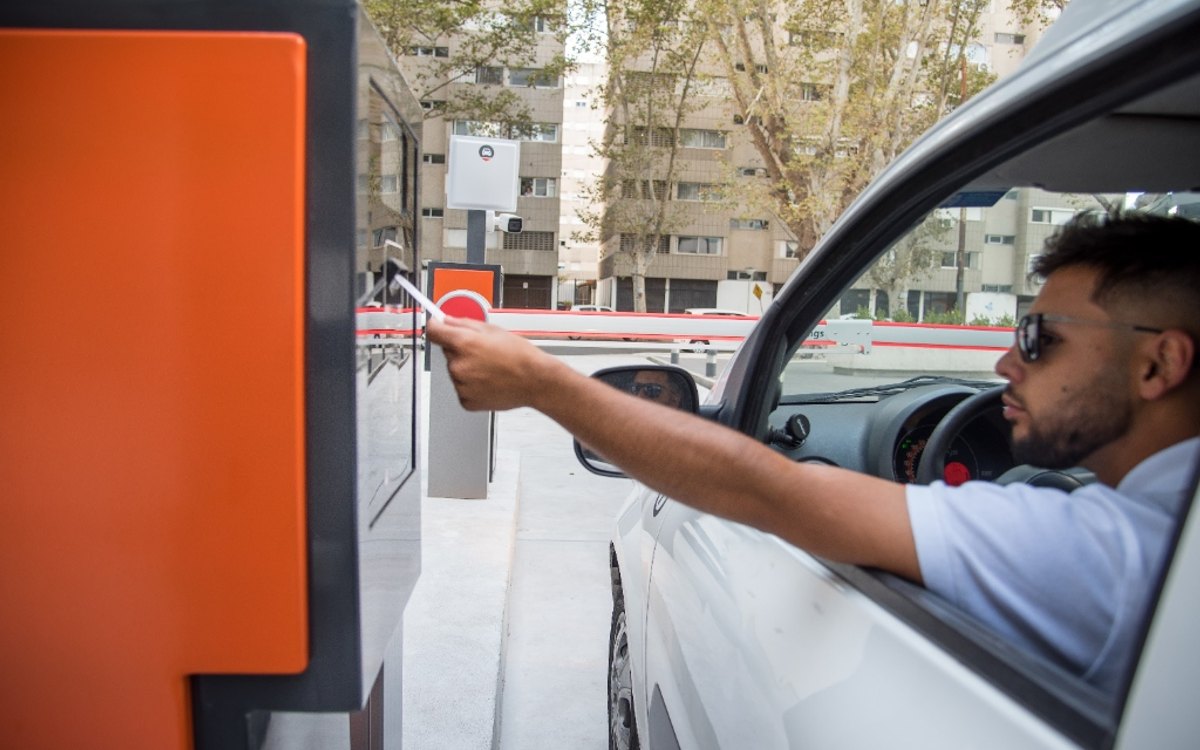 Matrícula Digital en Uruguay: el Futuro del Control Vehicular y el Rol de iParkings