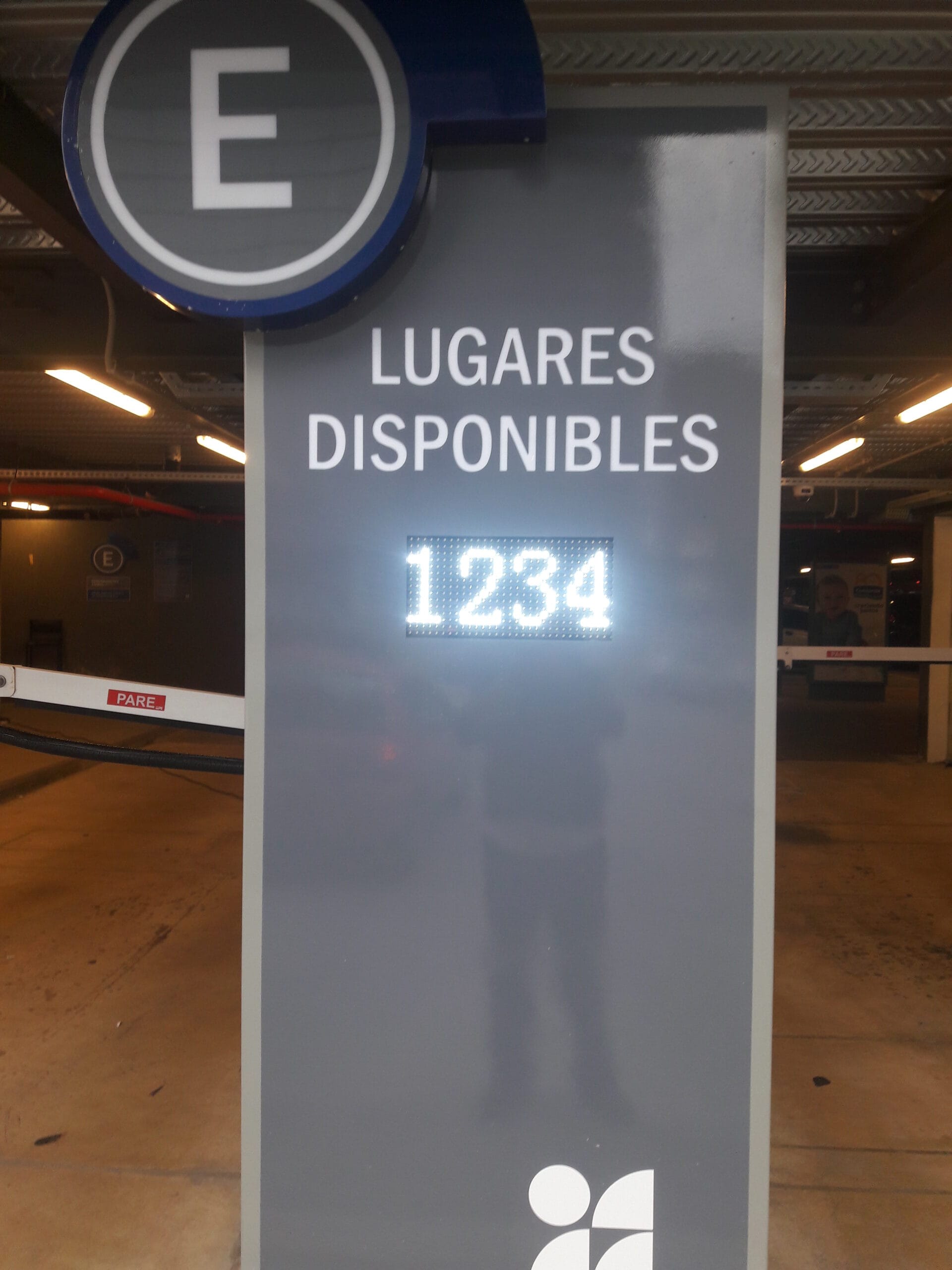 Carteles Dinámicos para Estacionamientos: Información en Tiempo Real con Tecnología iParkings