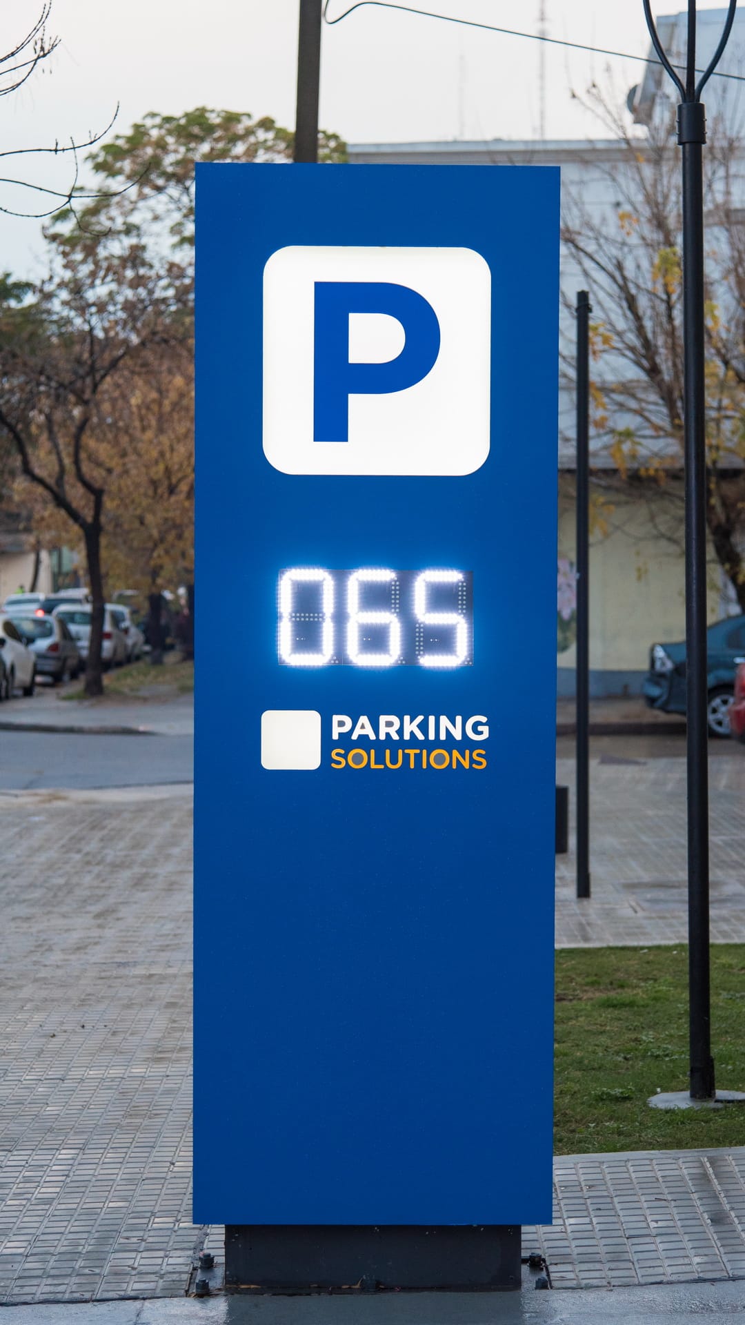 Carteles Dinámicos para Estacionamientos: Información en Tiempo Real con Tecnología iParkings
