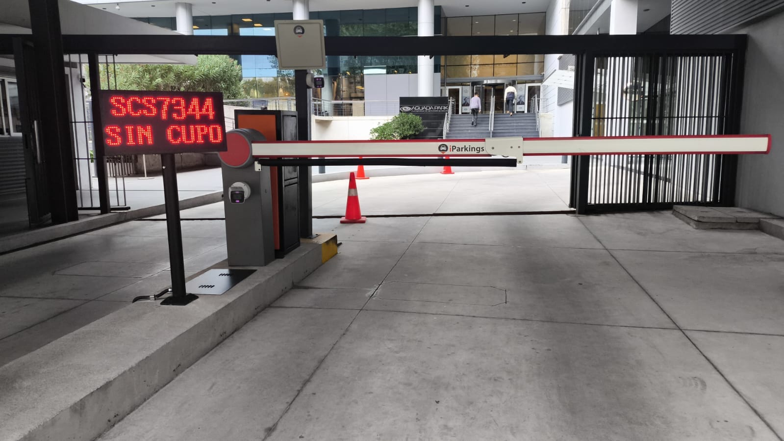 Carteles Dinámicos para Estacionamientos: Información en Tiempo Real con Tecnología iParkings