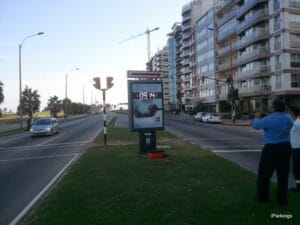 Carteles Dinámicos para Estacionamientos: Información en Tiempo Real con Tecnología iParkings