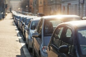 Vehiculos estacionados en via pública