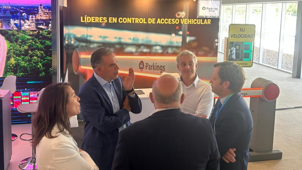 El Presidente de la República visitó el stand de iParkings en la Conferencia de Zonas Francas de Iberoamérica