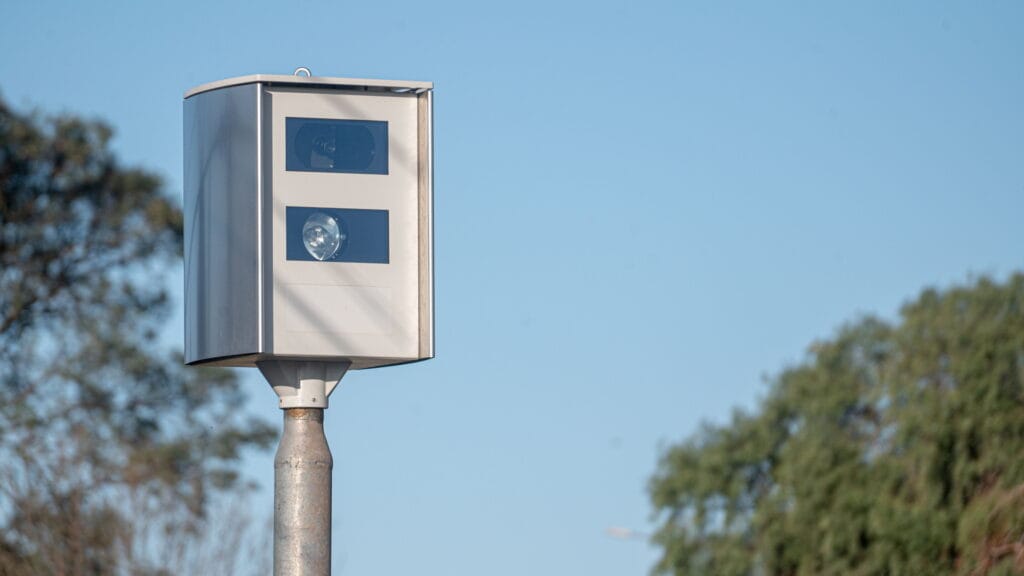 Radares de velocidad fijos que miden la velocidad instantanea en un solo punto