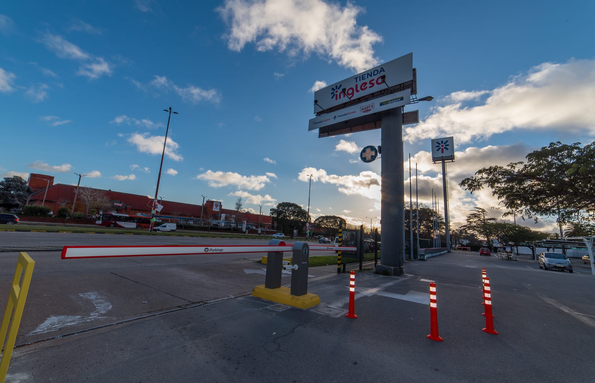 Tienda Inglesa e iParkings: Innovación y eficiencia en el acceso vehicular