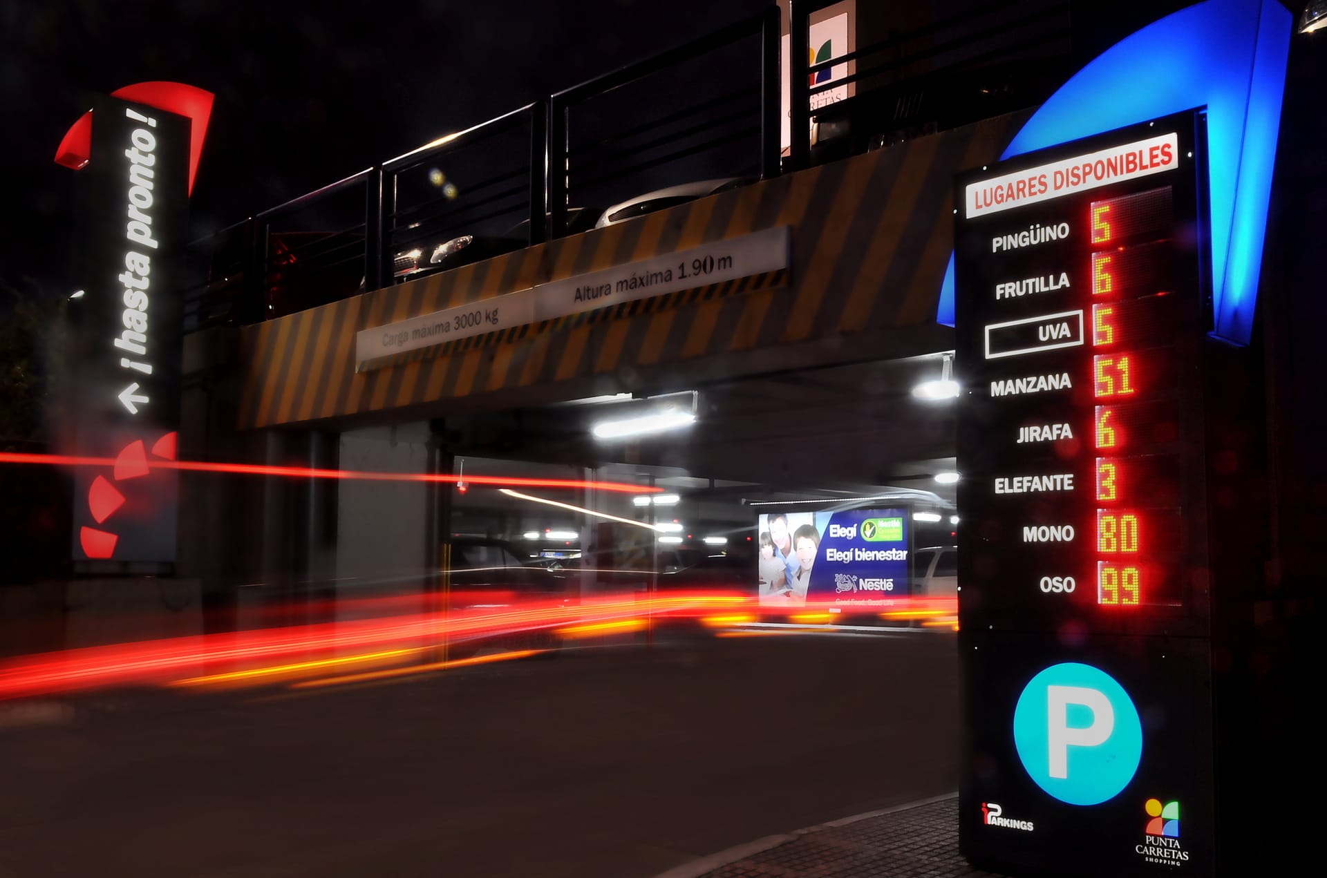 Guiado Inteligente de Estacionamientos PGS iParkings con cartelería y sensores LED